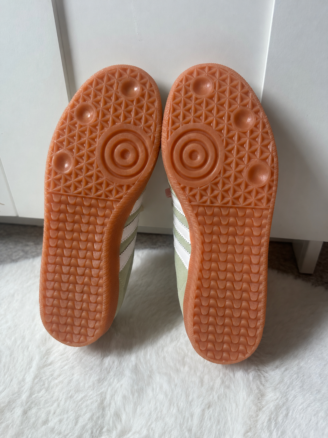 Baskets femme vert sauge à lacets roses – Semelle gomme