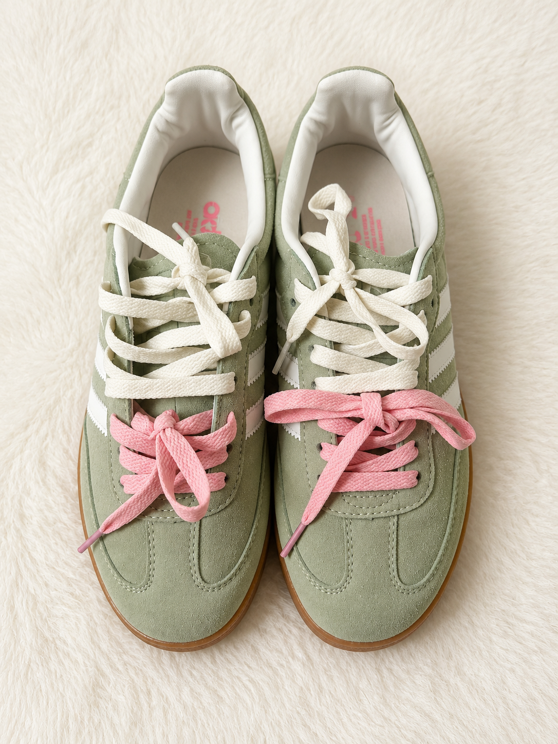 Baskets femme vert sauge à lacets roses – Semelle gomme