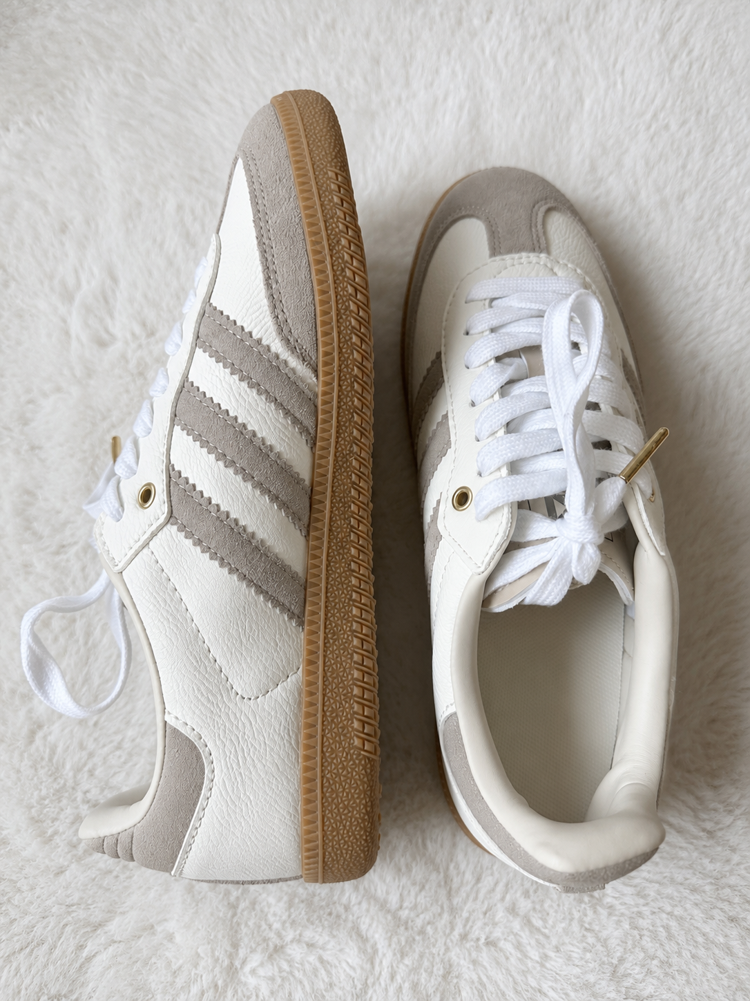 Baskets femme écrues et taupe à semelle gomme – Style rétro