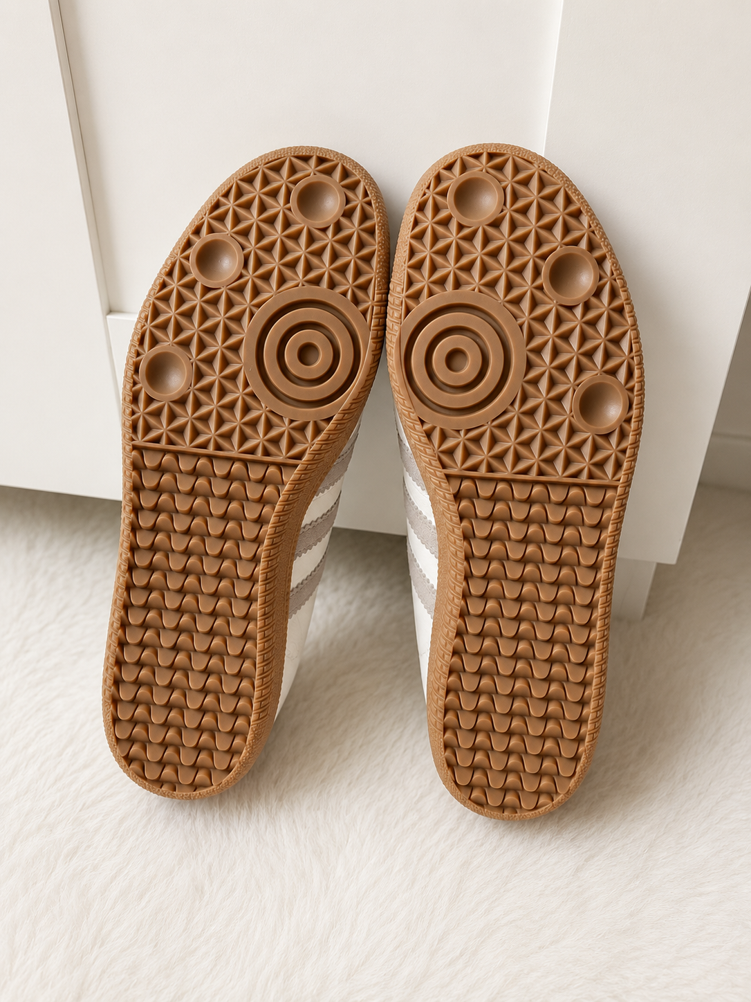 Baskets femme écrues et taupe à semelle gomme – Style rétro
