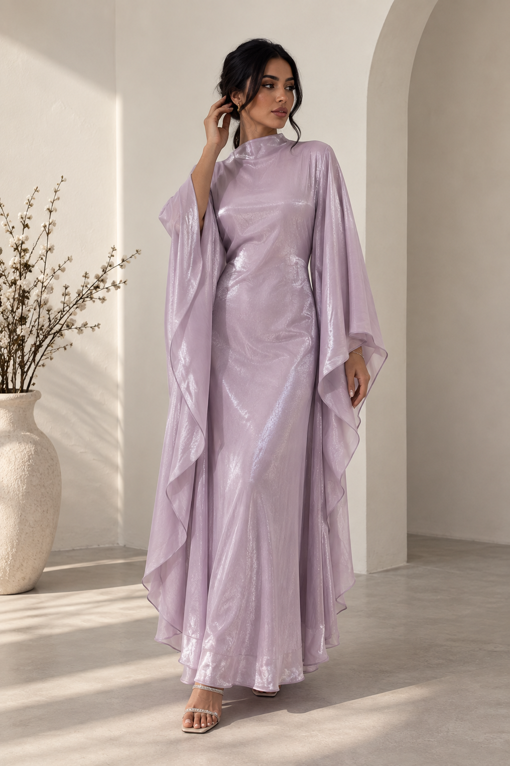 Abaya longue lilas satinée à manches cape - Alma