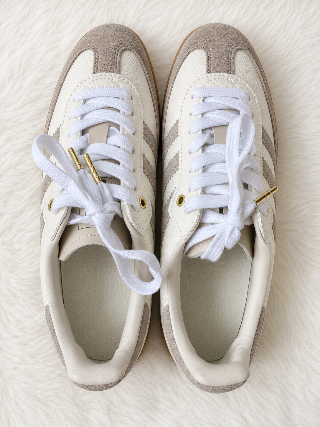 Baskets femme écrues et taupe à semelle gomme – Style rétro