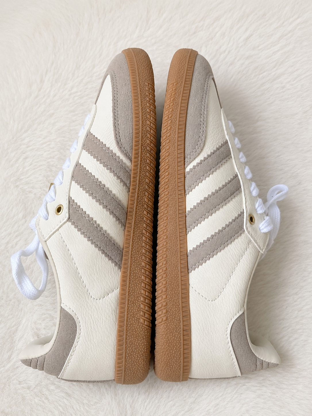 Baskets femme écrues et taupe à semelle gomme – Style rétro
